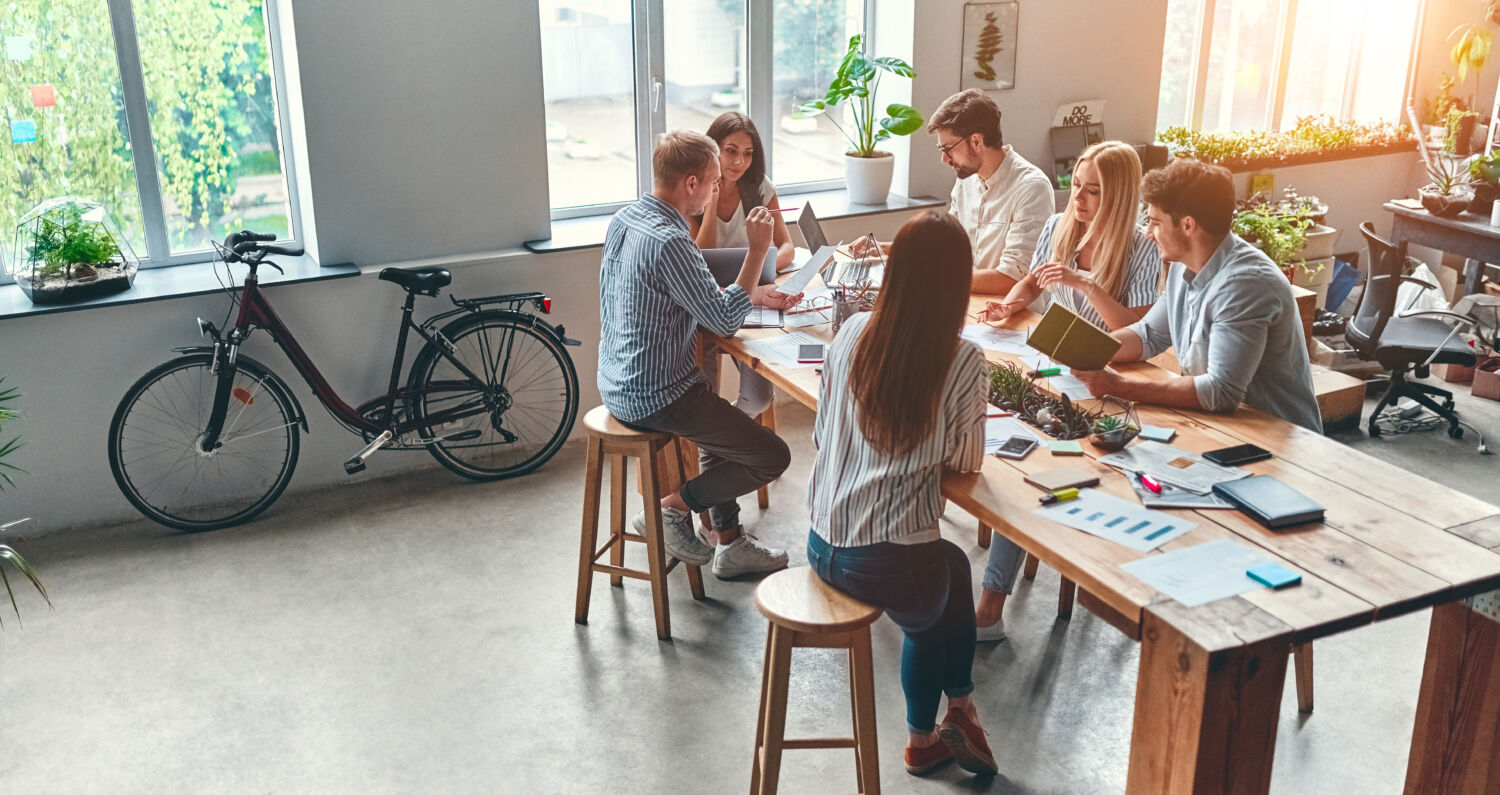 Business people working Un groupe de jeunes professionnels travaillent ensemble dans un bureau moderne.