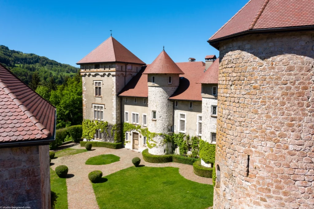 chateaudethorens-cour-architecture-ete